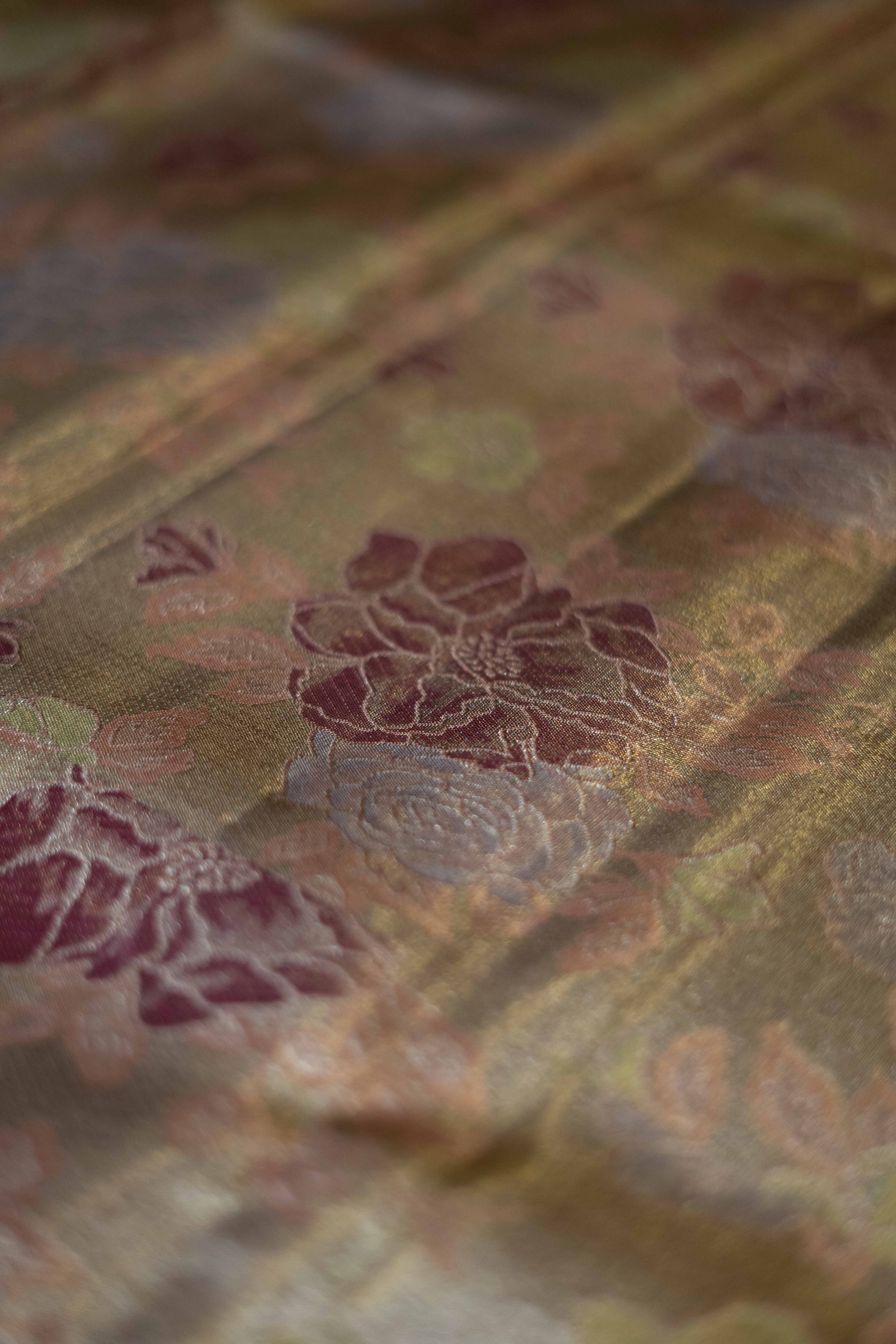 Elegant gold dual tone Kanchipuram tissue silk saree