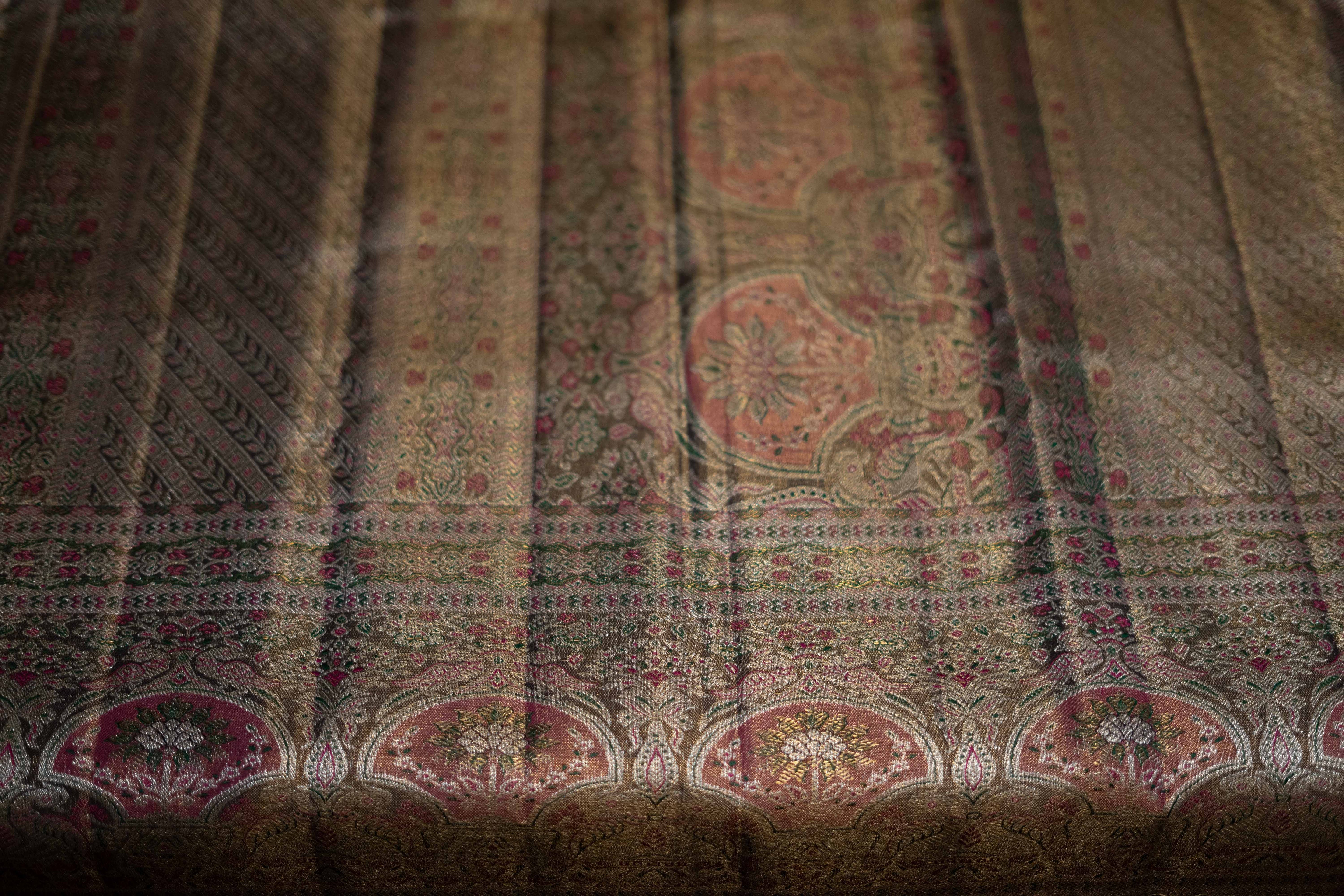 Metallic grey Kanchipuram Silk Saree features